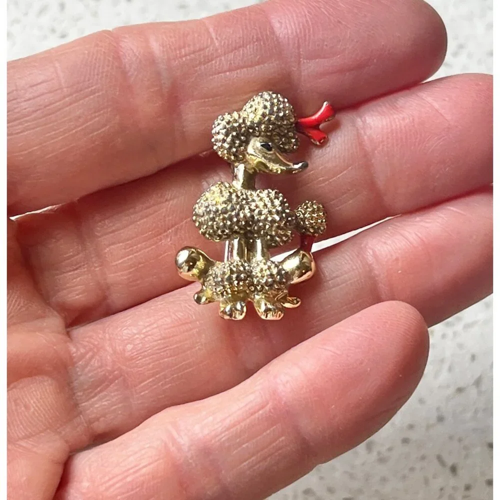 Gold-Tone Poodle Brooch Enamel Red Bow & Accents Textured Pin MCM Vintage - Picture 4 of 7